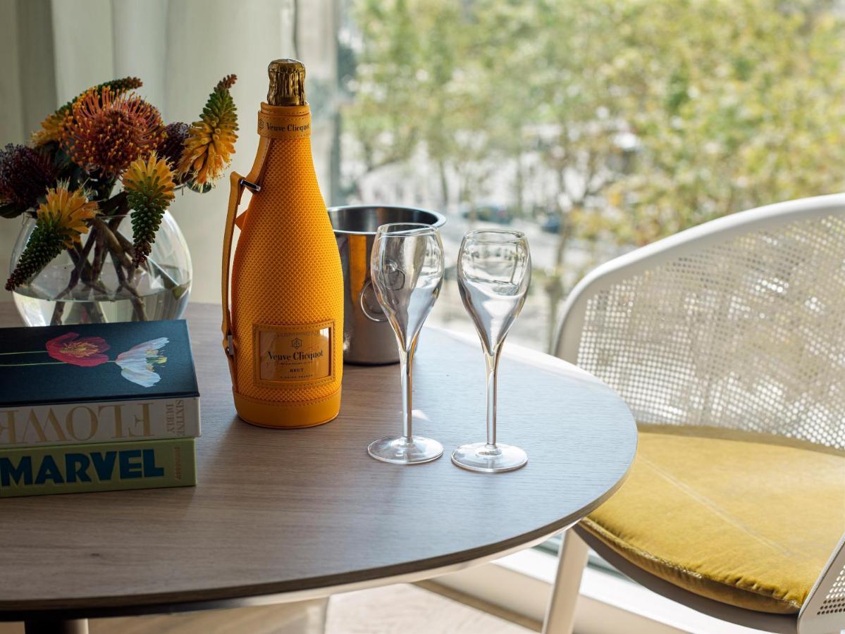 Hotel Me Barcellona Esterno foto A bottle of Veuve Clicquot