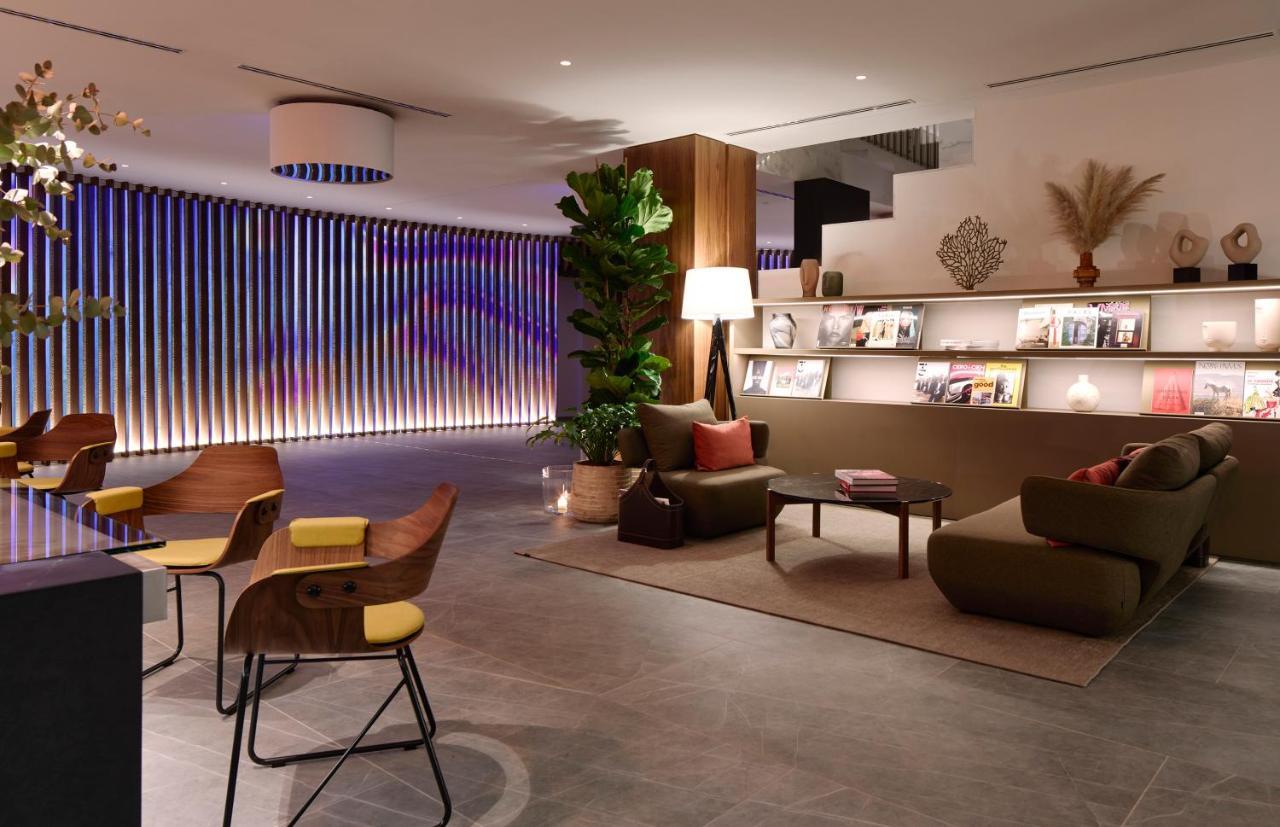 Hotel Me Barcellona Esterno foto The lounge at London Heathrow Airport